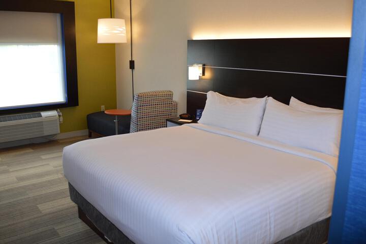 1 King Bed (6 of 25)
