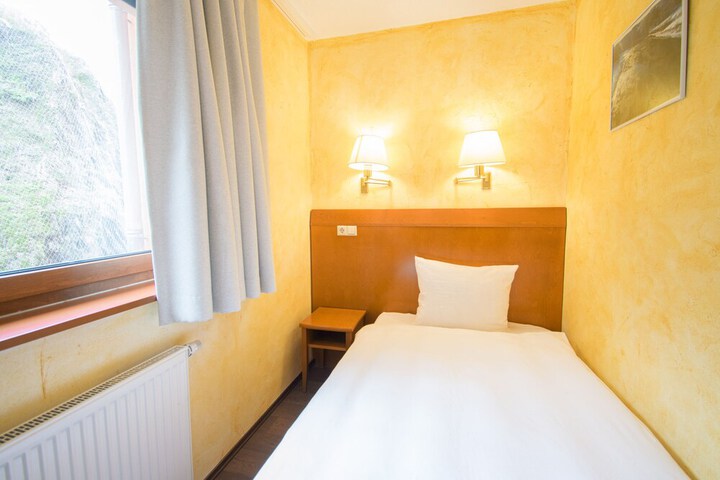 Room 4 of 82