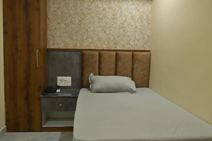 Room 6 of 11