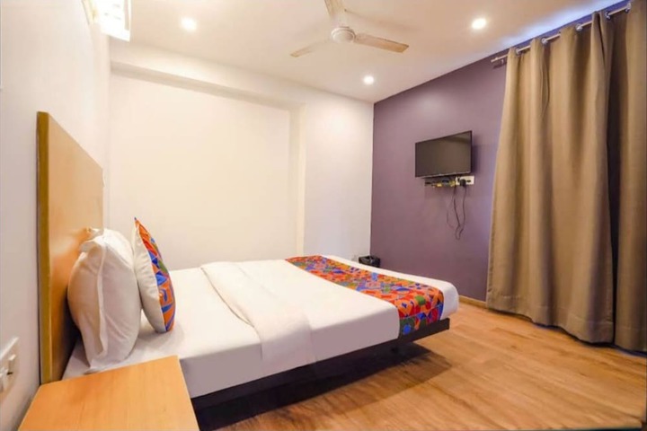 Room 7 of 16