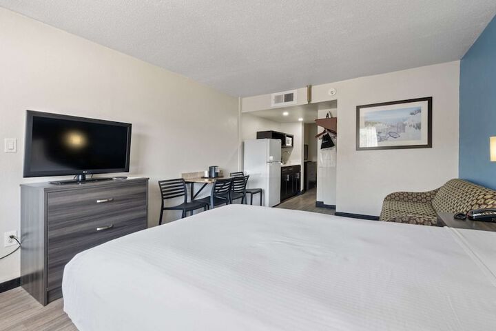 2 Double Beds Microwave and Refrigerator Flat Screen Television Work Desk High Speed Internet Accessible Continental Breakfast (3 of 32)