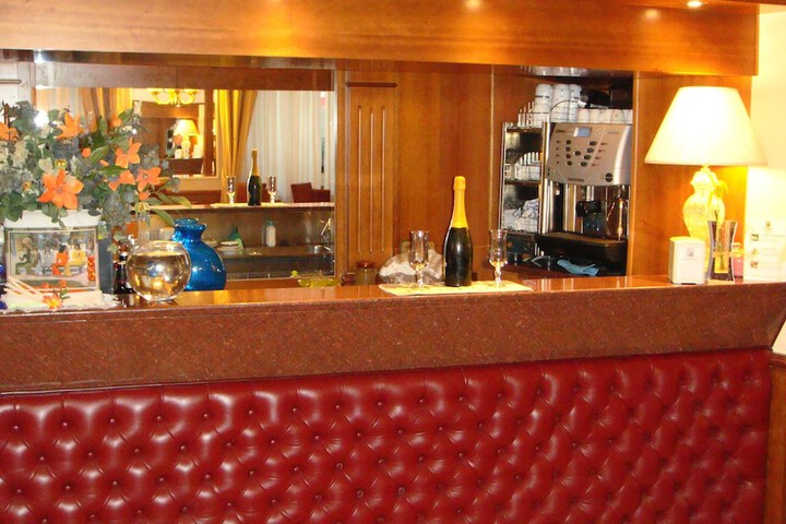 Lounge 28 of 39