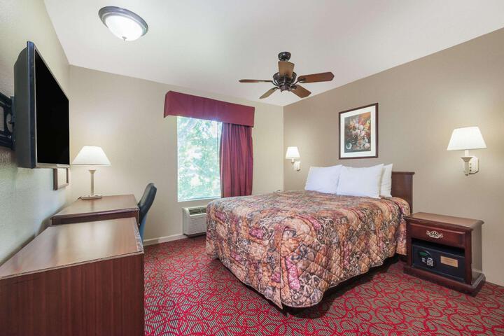 1 Queen Bed Accessible (8 of 10)