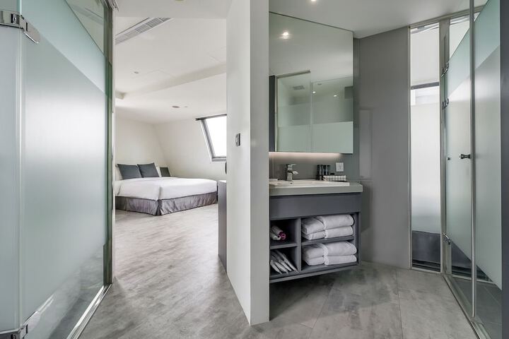 Room 95 of 122