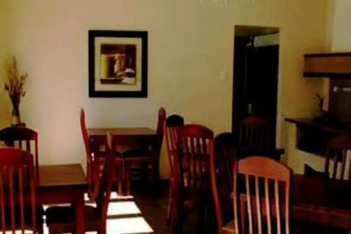 Dining 15 of 17