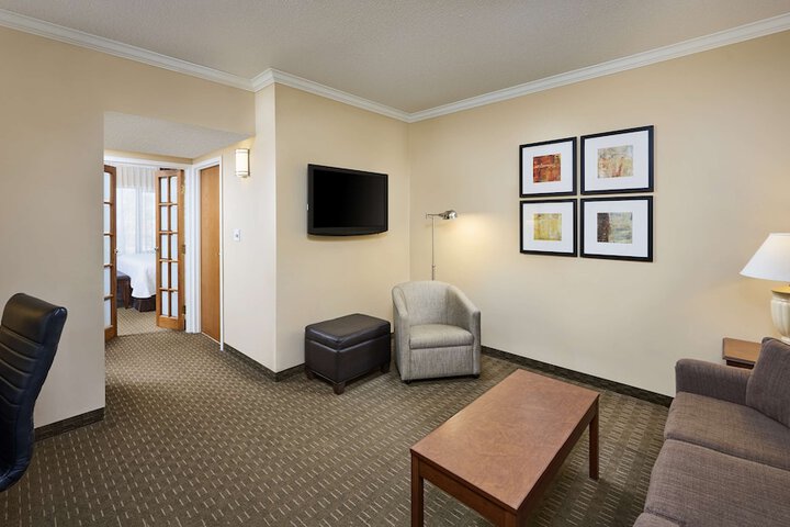 Suite 1 King Bed Separate Bedroom Sofa Bed Separate Living Room Work Desk Microwave and Refrigerator (4 of 33)