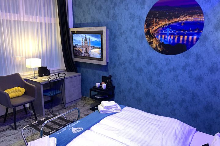 Room 44 of 194