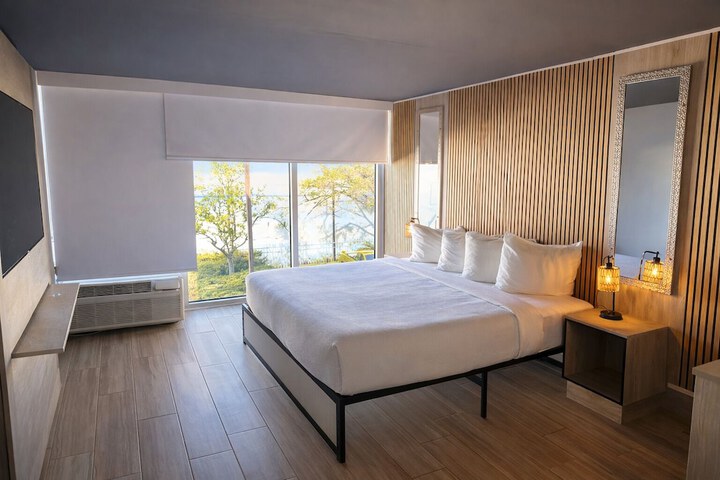 Room 6 of 15