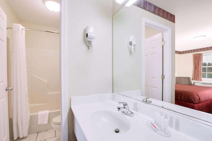 1 Queen Bed Mobility Accessible Bathtub with Grab Bars (18 of 22)