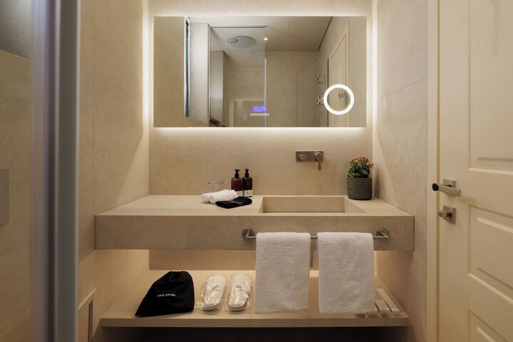 Room 52 of 76