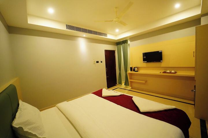 Room 7 of 12
