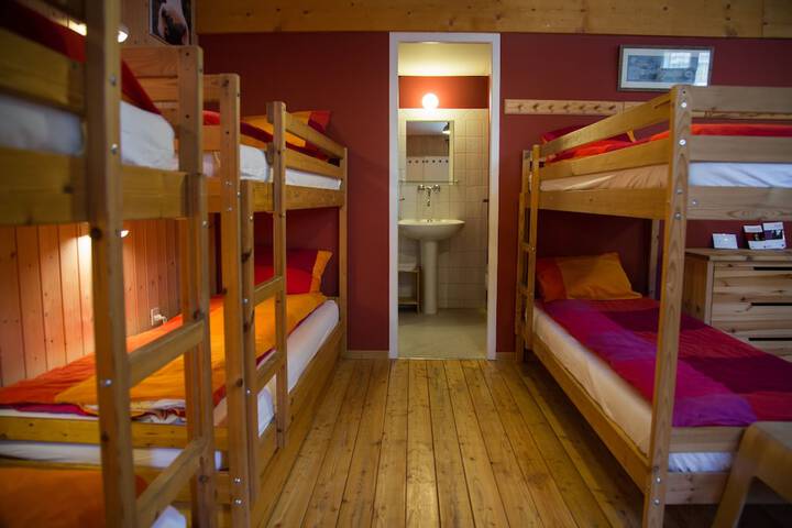 Room 4 of 28