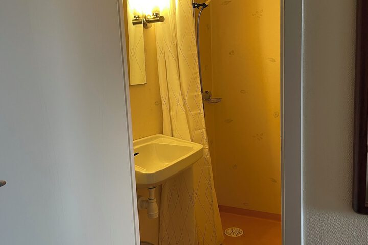 Room 13 of 42