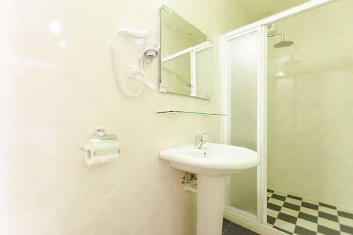 Room 25 of 29