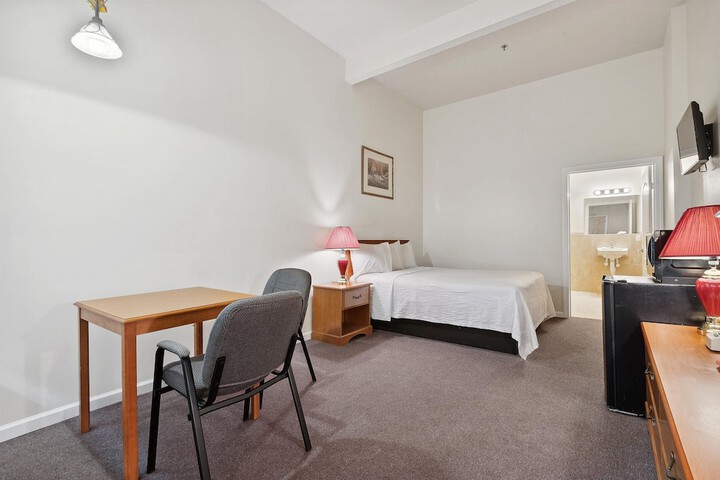 1 Queen Bed (4 of 9)