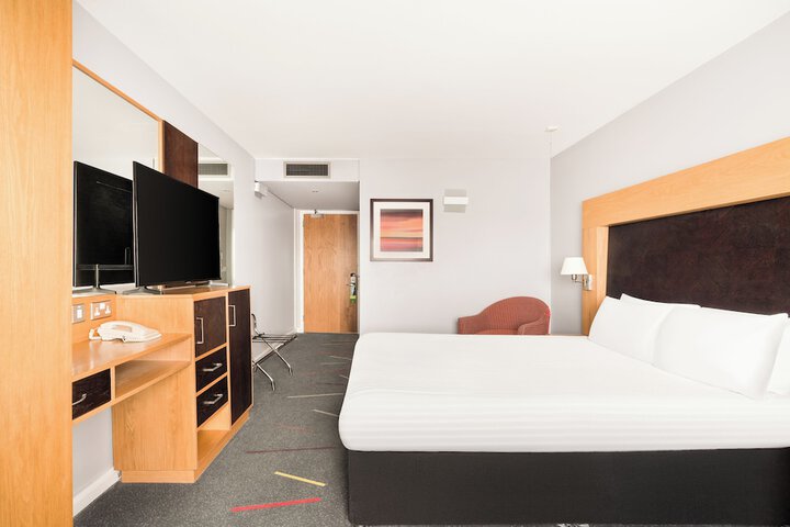 Room 25 of 99