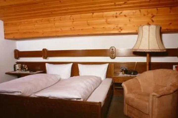 Room 5 of 8