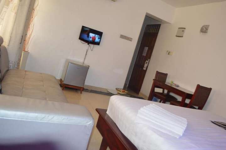 Room 6 of 12