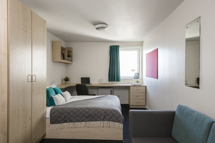Room 8 of 18