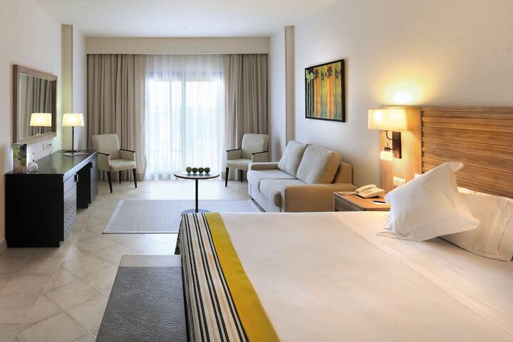 Room 5 of 118