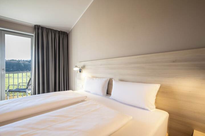 Room 5 of 93