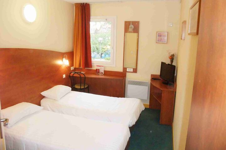 Room 5 of 32