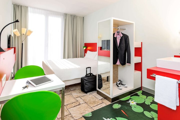 Room 6 of 48