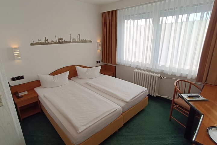 Room 6 of 25