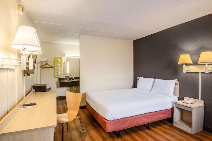 1 Queen Bed (11 of 14)