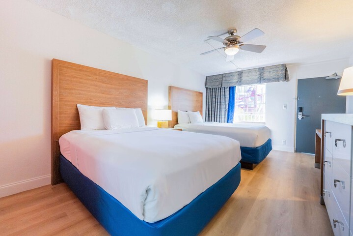 2 Queen Beds (1 of 33)