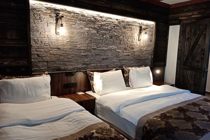 Room 4 of 76
