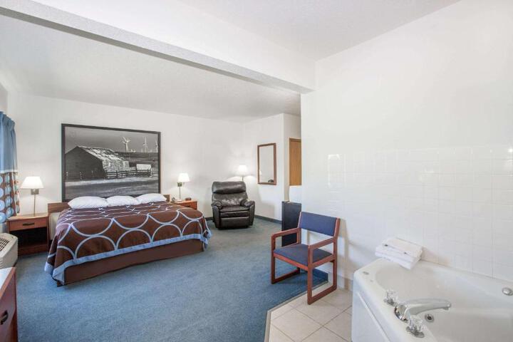 1 King Bed (3 of 17)