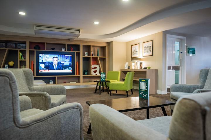 Lounge 129 of 162