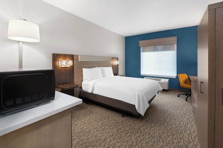 1 King Bed (2 of 18)