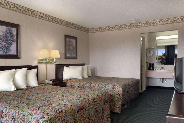 2 Queen Beds (13 of 13)