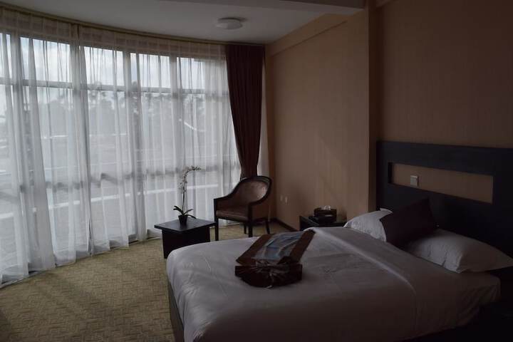 Room 12 of 28