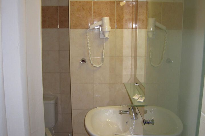 Room 32 of 48