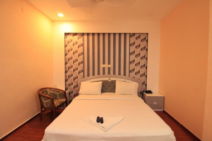 Room 5 of 12