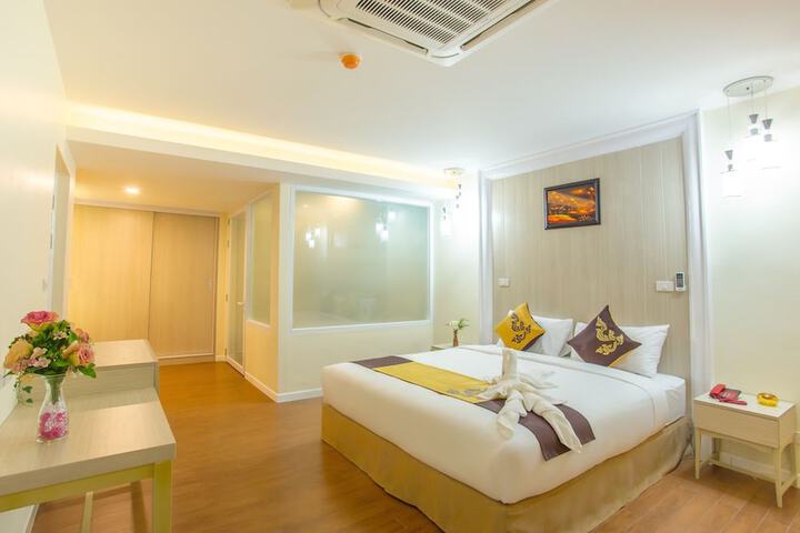 Room 8 of 102