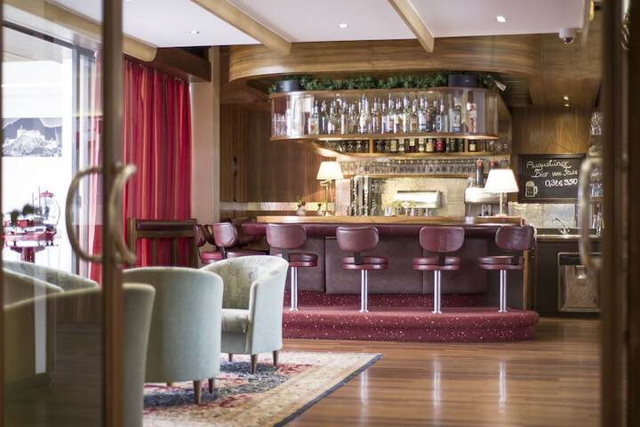Lounge 60 of 77