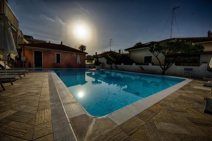 Pool 44 of 87