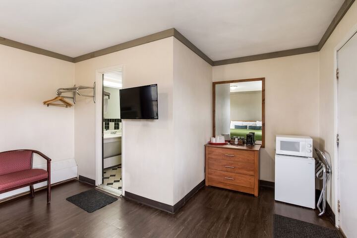 1 King Bed (4 of 6)