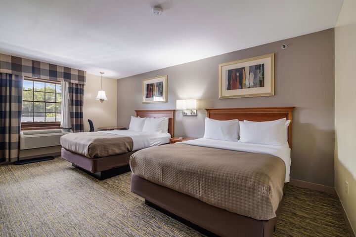 2 Queen Beds (2 of 8)