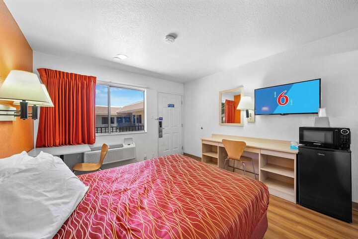 1 Queen Bed (10 of 21)