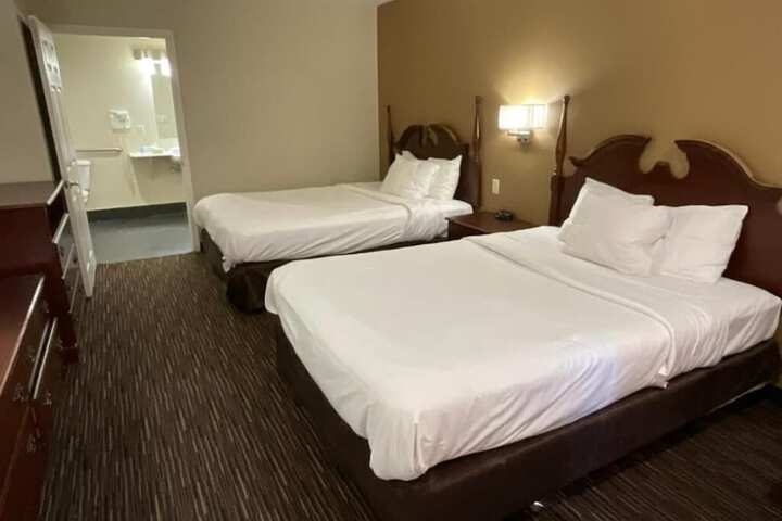 2 Queen Beds (5 of 8)