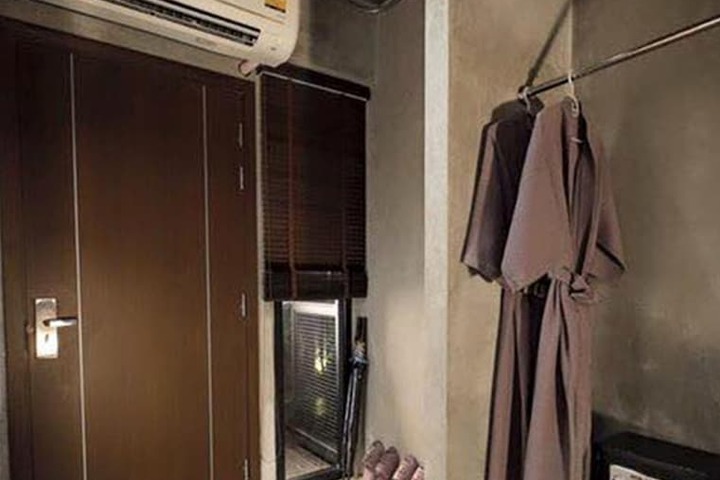 Room 25 of 60