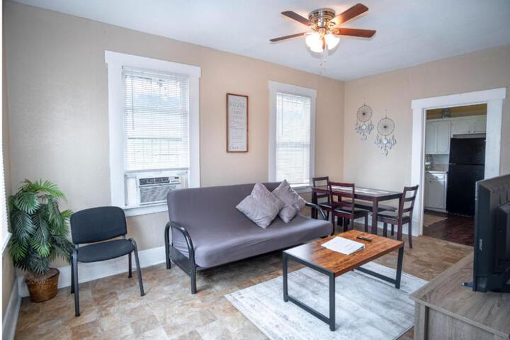Virginia #A Cozy 2ba / 1ba Near Downtown Sleeps 8 in San Antonio, TX