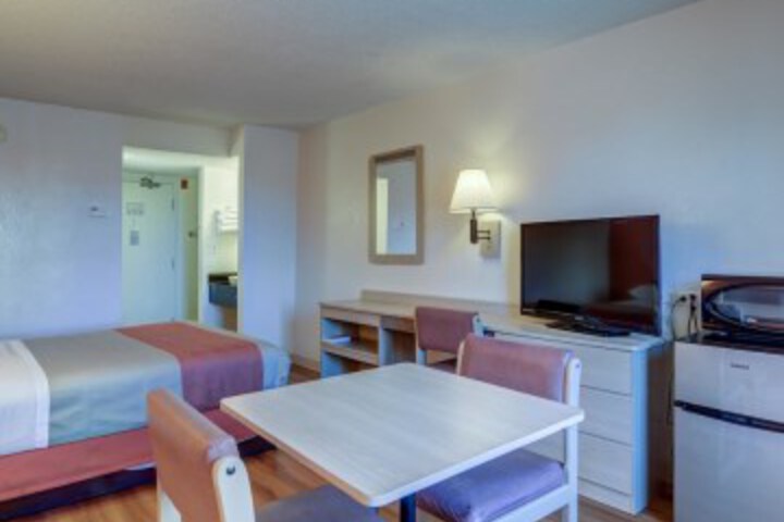 Room 13 of 33