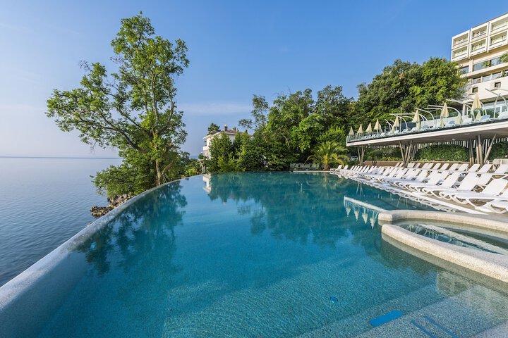 Hotel Pool