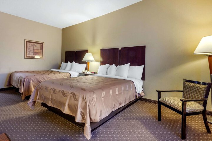 2 Queen Beds (2 of 6)